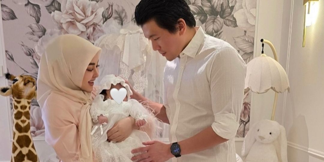 Potret Terbaru Reino Barack Ajak Princess R Jalan-jalan Pakai Stroller, Ada Tas Hermes Syahrini Menggantung