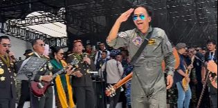 Keren Kapolri & Kaka Slank Duet Nyanyi 'Balikin' Diiringi Petikan Gitar Panglima di HUT TNI