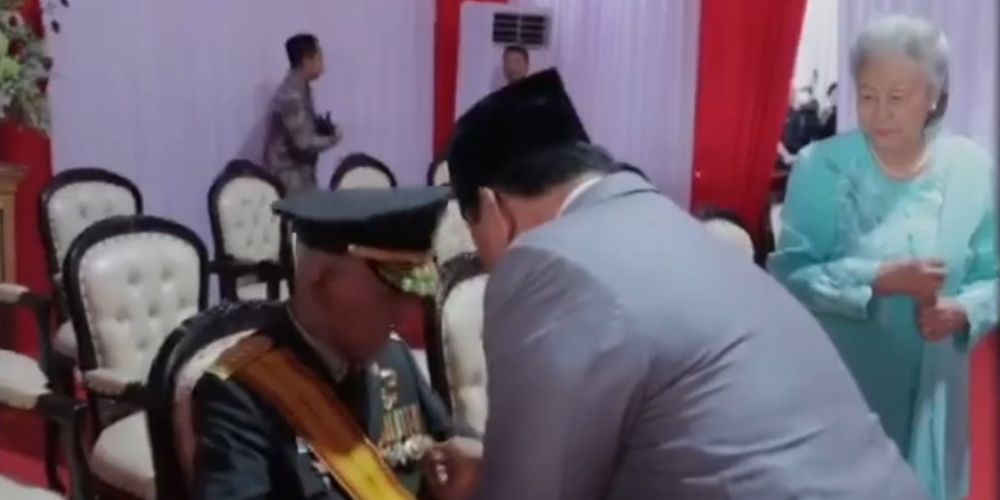 Momen Prabowo Membungkuk di Depan Jenderal Sepuh Try Sutrisno, Fokus pada Lencana yang Dipakai