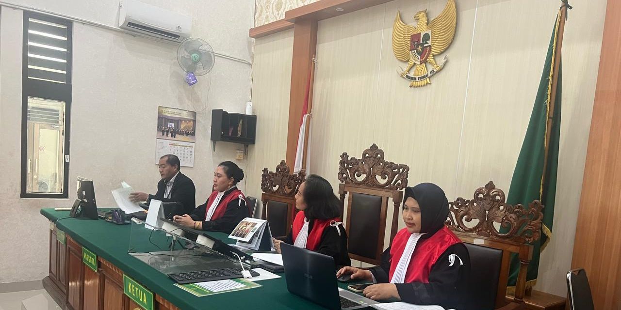 Potret Hakim-Hakim PN Denpasar Kenakan Pita Putih Simbol Tak Bisa Ikut Cuti Massal, Ini Alasannya