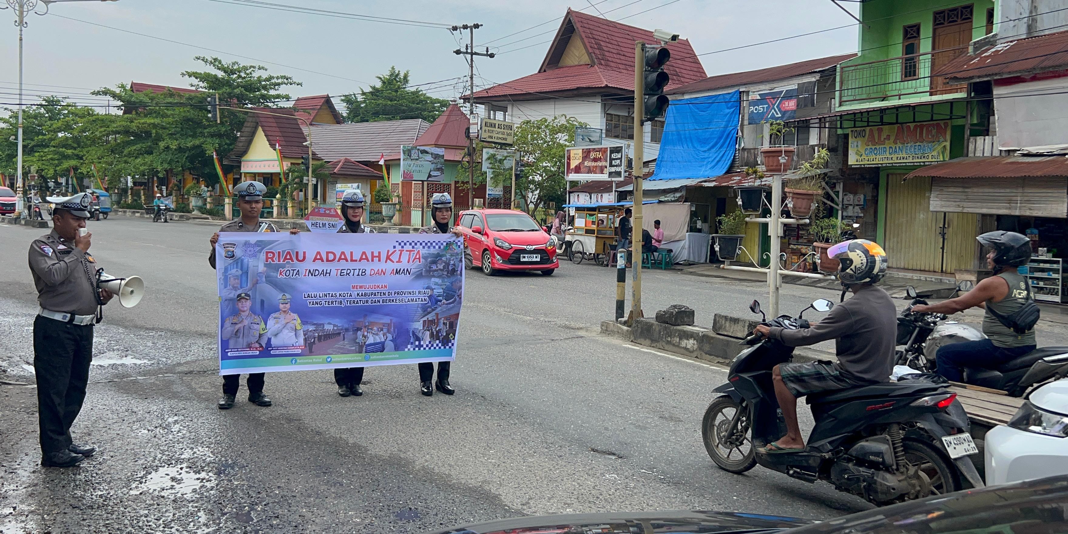 Bagikan Nasi Kotak pada Pengguna Jalan, Polres Rohul Sosialisasi Program & Pilkada Damai