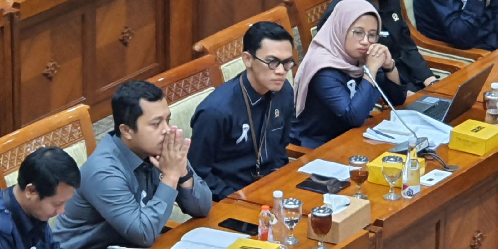 Gunakan Pita Putih, Solidaritas Hakim Indonesia Ngadu ke DPR soal Kesejanteraan