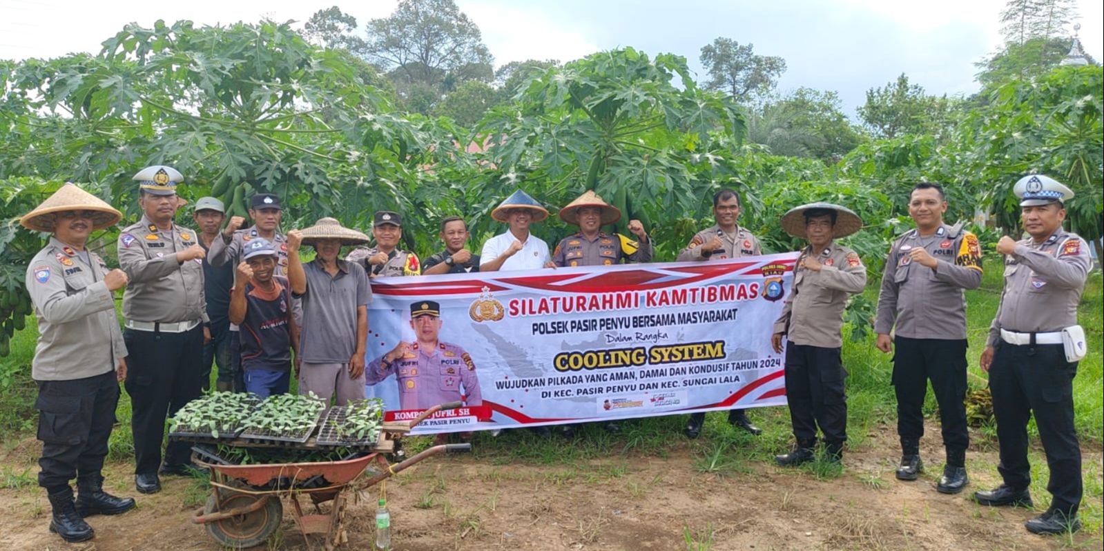 Cerita Polisi Sosialisasi Pilkada Damai di Inhu Sambil Bawa Ayam hingga Ikan Asin