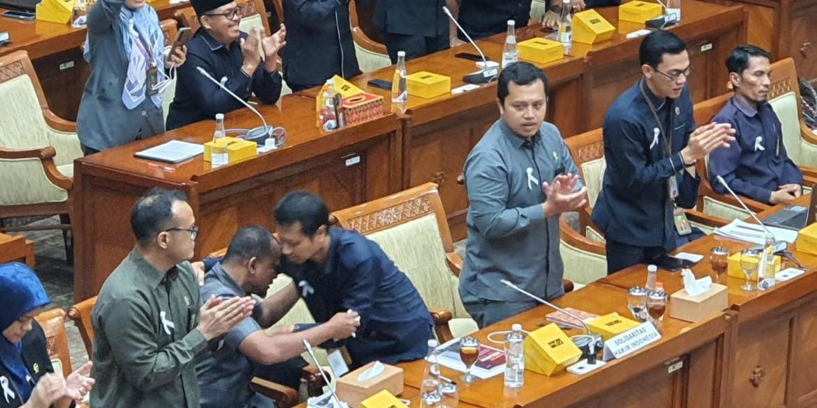 VIDEO: Momen Haru, Pecah Tangis Saling Berpelukan Hakim Saat Ditelepon Prabowo Janji Naikkan Gaji