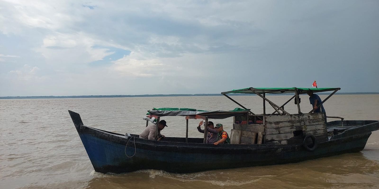 Perjuangan Polri Datangi Suku Akit, Naik Pompong Lewati Sungai Kuala