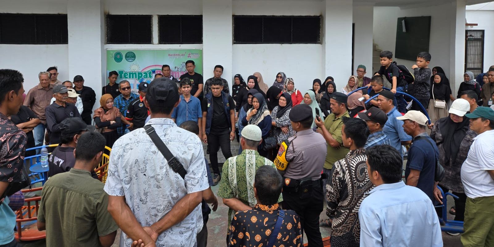 Momen Perwira Polisi Dikerumuni Warga Saat Datangi PN Bangkinang