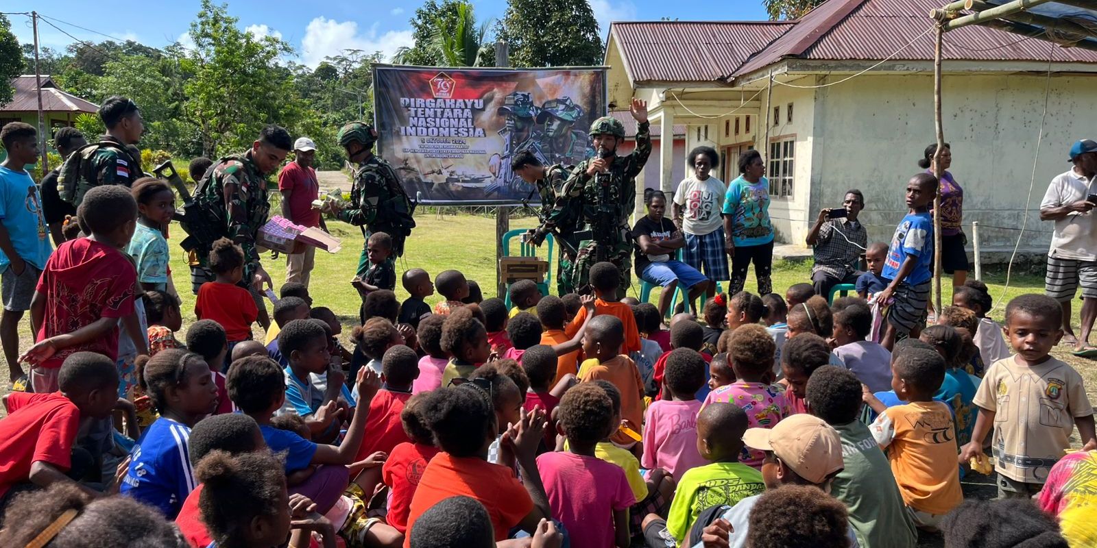 Momen HUT ke-79 TNI, Satgas Habema Bagikan Bantuan ke Warga Perbatasan RI-PNG