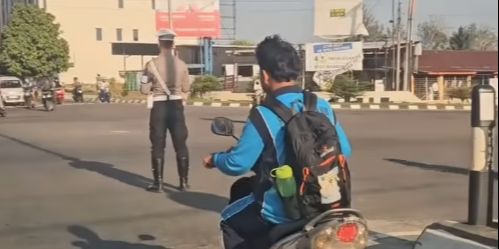 Anak Sekolah Tak Pakai Helm Berhenti di Lampu Merah, Di Depan Ada Polisi Bikin Deg-degan Endingnya Tak Terduga