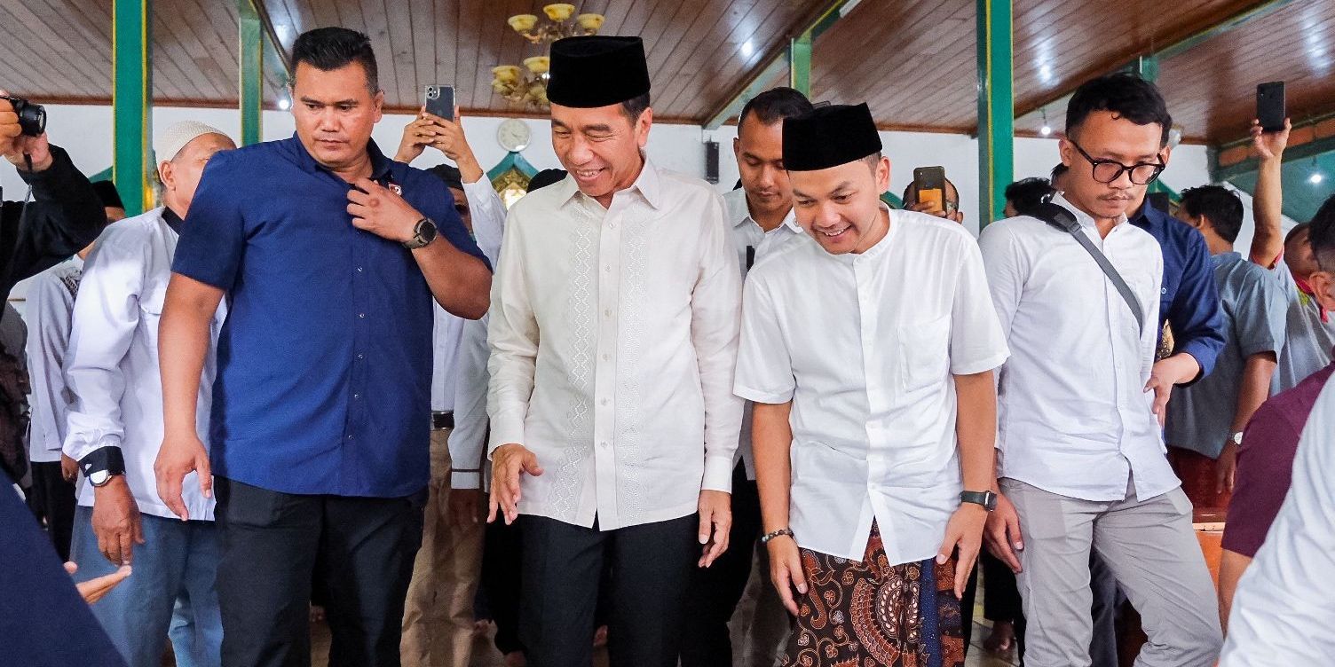 Ditemani Mangkunegara X dan Respati Ardi, Jokowi Salat Jumat di Masjid Al Wustho