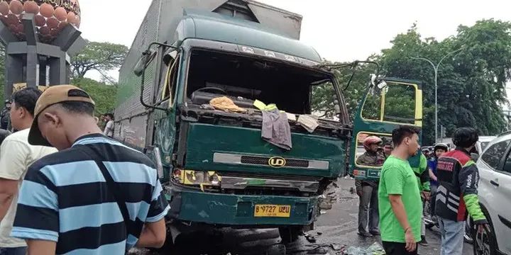 VIDEO: Kronologi Truk Ugal-ugalan di Tangerang Tabrak Kendaraan, Sopir Kritis Diamuk Warga