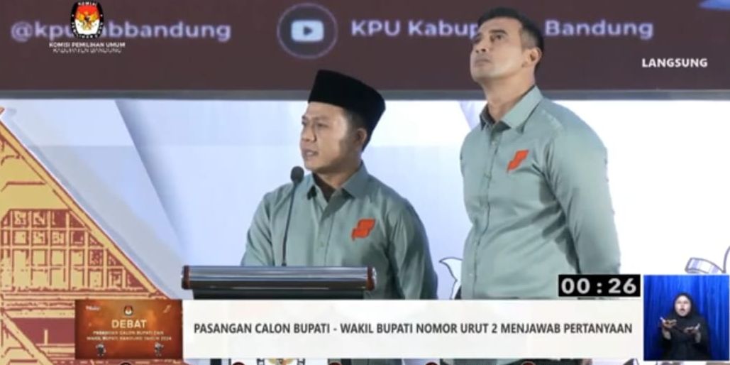 Gerak-gerik Artis Ali Syakieb Saat Debat Pilkada Kabupaten Bandung jadi Sorotan