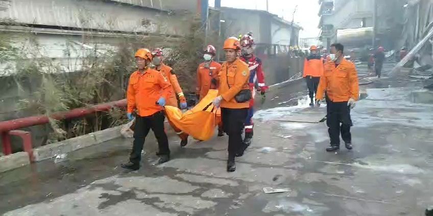 RS Polri Terima 12 Kantong Jenazah Korban Kebakaran Pabrik Pakan Ternak di Bekasi