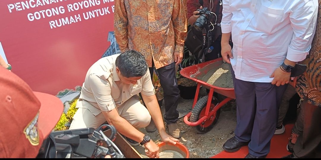 Usai Emosi Gebrak Meja, Kini Menteri Ara Rela Mengaduk Semen untuk Bangun Rumah Gratis