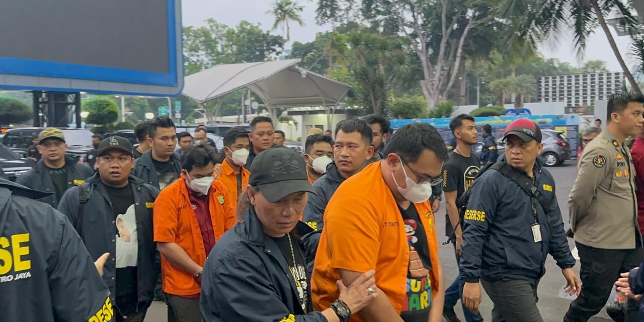 Digandeng Jacklyn Chopper, Potret Pegawai Komdigi Tertunduk Lesu Digiring Ikut Penggeledahan Kasus Judi Online