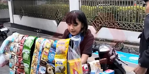 Tidak Ada Kata Malu, Wanita Cantik Jualan Kopi Starling Omzetnya Bikin Melongo