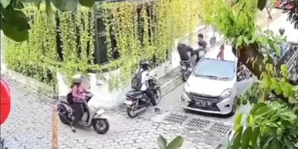 Viral Pengendara Mobil Pukul dan Buang Kunci Motor Korban ke Atap Rumah, Pelaku Ditangkap!