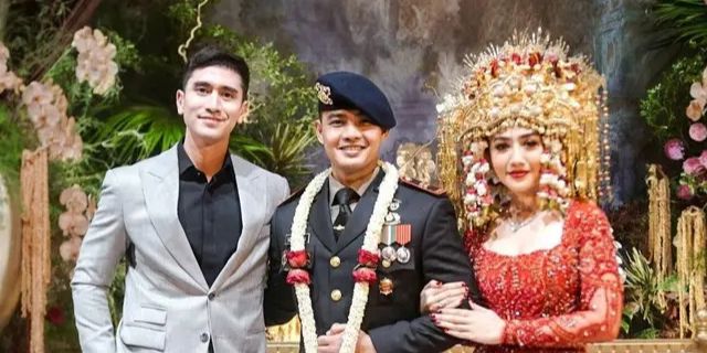 Datang ke Nikahan Mantan, 7 Potret Gagah & Tampan Verrell Bramasta Hadiri Resepi Febby Rastanty dan Drajad Djumantara