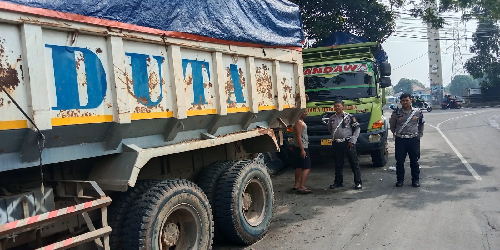 Nekat, Belasan Truk Melintas di Tangerang di Luar Jam Operasional