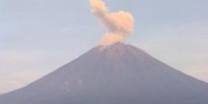 Gunung Semeru Luncurkan Awan Panas Disertai Banjir