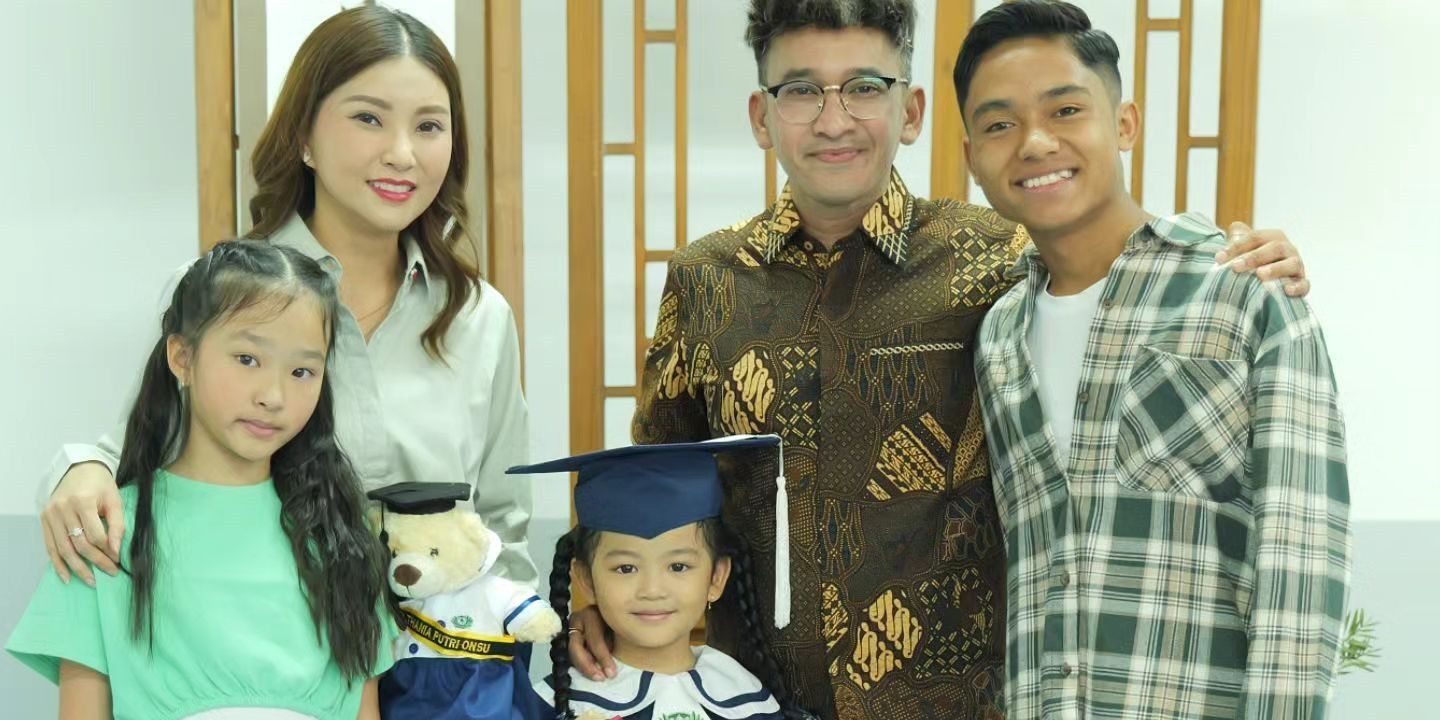 Meski Sudah Bercerai, Sarwendah dan Ruben Onsu Tetap Kompak Hadiri Kelulusan Anak hingga Jalani Sesi Foto Keluarga