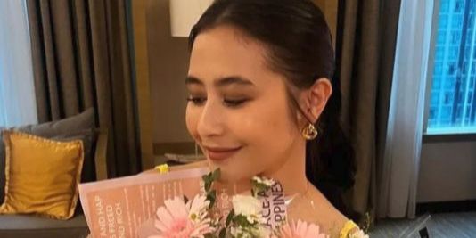 Pakai Dress Ratusan Ribu, Potret Prilly Latuconsina Cantik & Elegan dengan Outfit Serba Kuning 'Menyala' Disorot