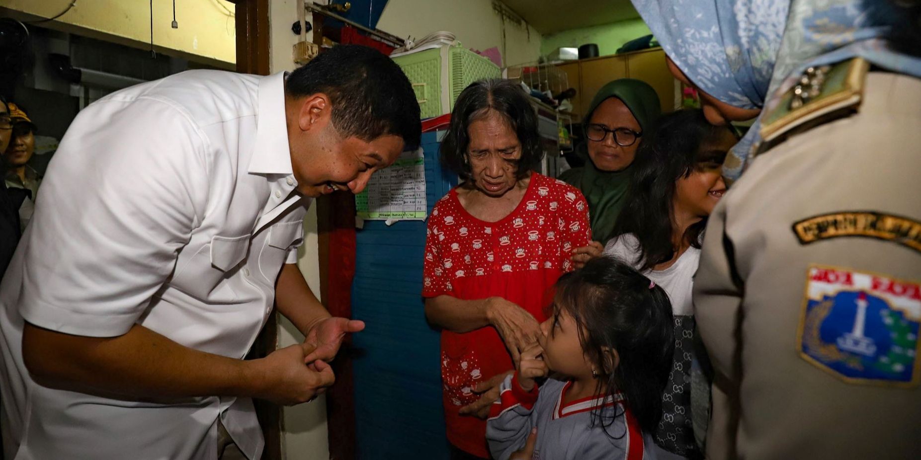 FOTO: Momen Menteri Ara Tinjau Kondisi Rumah Nenek Hasna yang Berukuran 2x3 Meter dan Dihuni 13 Orang