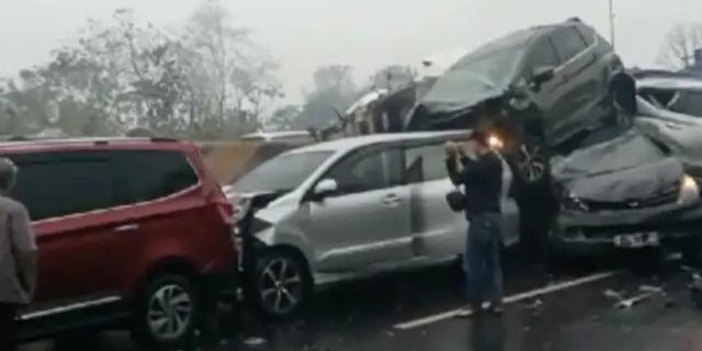 Polisi Olah TKP Kecelakaan Beruntun di Tol Cipularang, Lalu Lintas Arah Jakarta Dialihkan