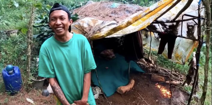 ⁠Ingin Tobat, Pria Bertato Eks Geng Motor Ini Rela Menyendiri Tinggal di Gubuk Tengah Hutan