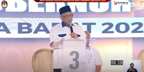 Cawagub Ronald Sampai Berdiri & Demul Mendekat Colek Syaikhu di Debat, Ada Apa?