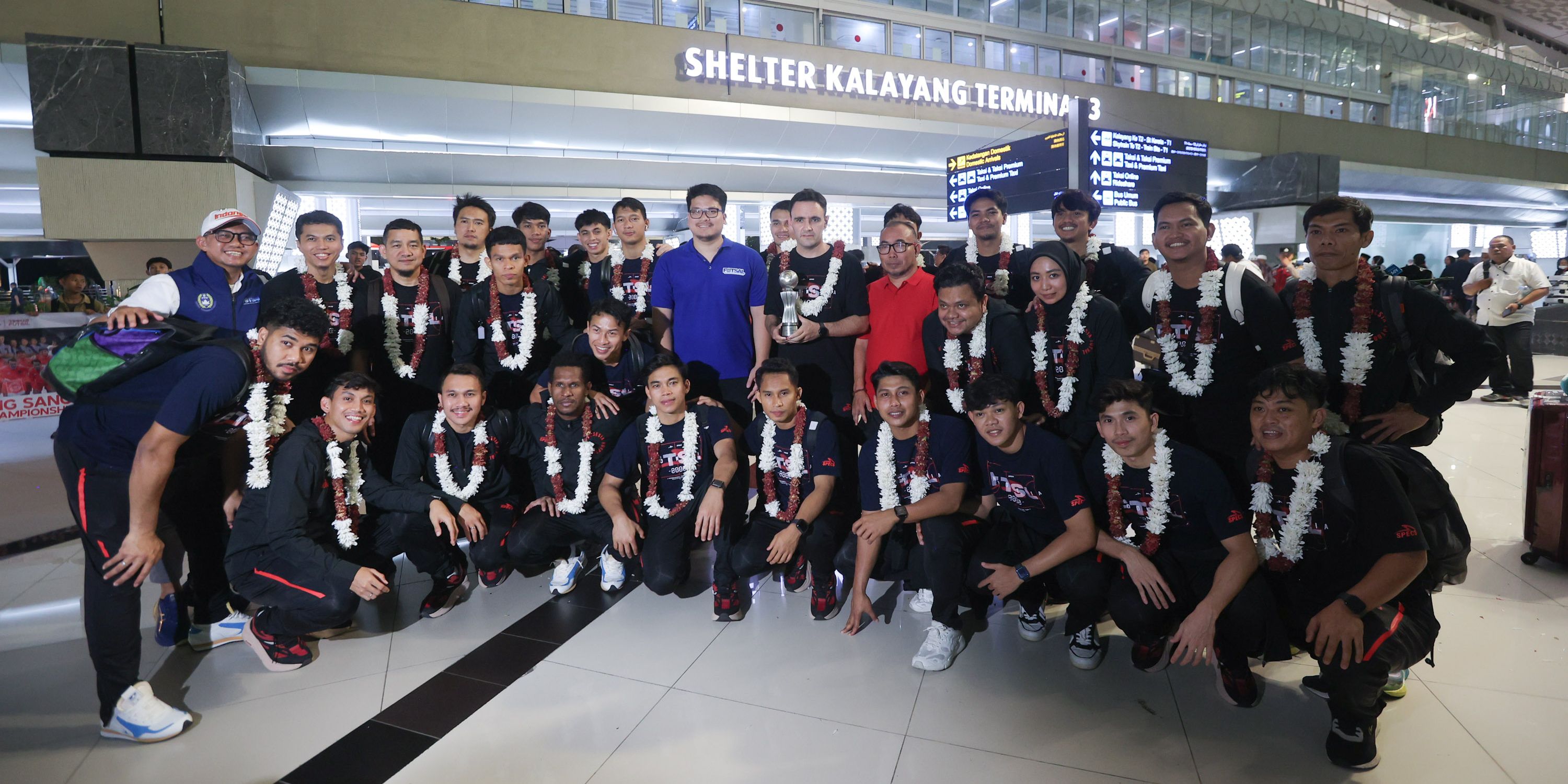 FOTO: Juara Piala AFF 2024, Timnas Futsal Indonesia Disambut Bak Pahlawan Saat Tiba di Tanah Air