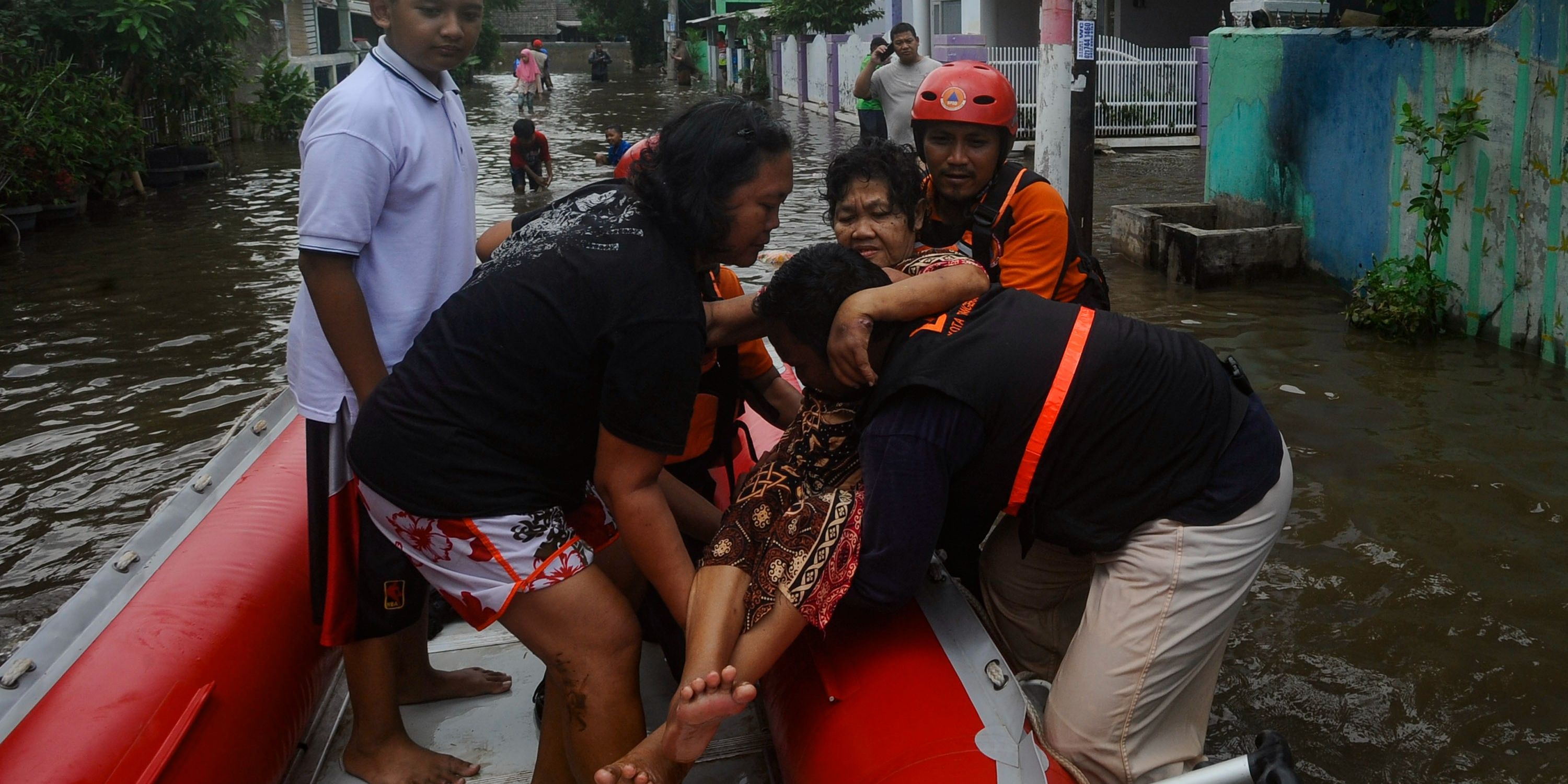 FOTO: Ratusan Rumah di Tangerang Selatan Dikepung Banjir, Sejumlah Warga Dievakuasi Pakai Perahu Karet