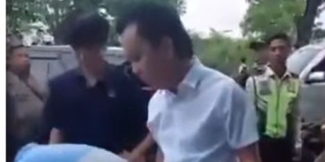 Viral Video Pria Arogan Ngamuk Suruh Anak SMA Sujud dan Menggonggong