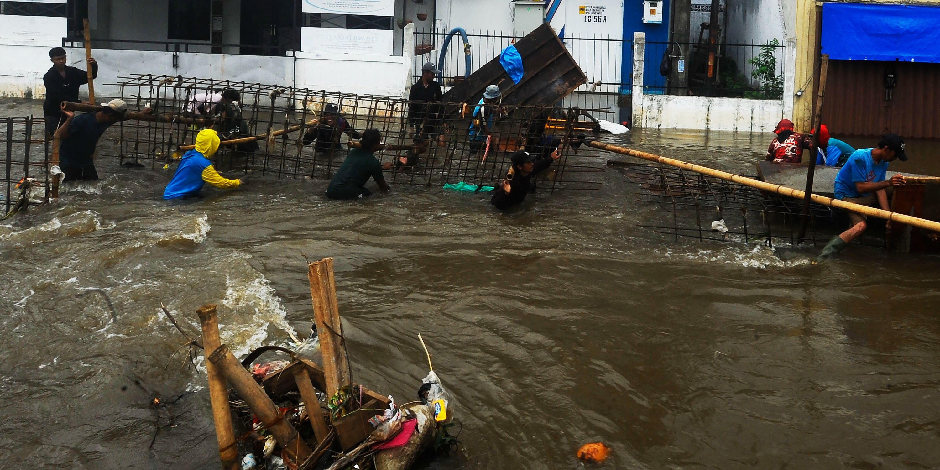 FOTO: Aksi Pekerja Berjibaku Perbaiki Tanggul Jebol yang Bikin Ratusan Rumah di Tangerang Selatan Dikepung Banjir