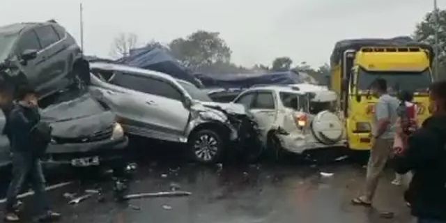 VIDEO: Mengerikan Penampakan Mobil Bertumpuk Kecelakaan Beruntun di Tol Cipularang KM 92