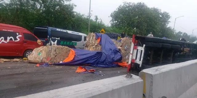 VIDEO: Dramatis Detik-Detik Evakuasi Kecelakaan Maut Beruntun di Tol Cipularang, 1 Orang Tewas