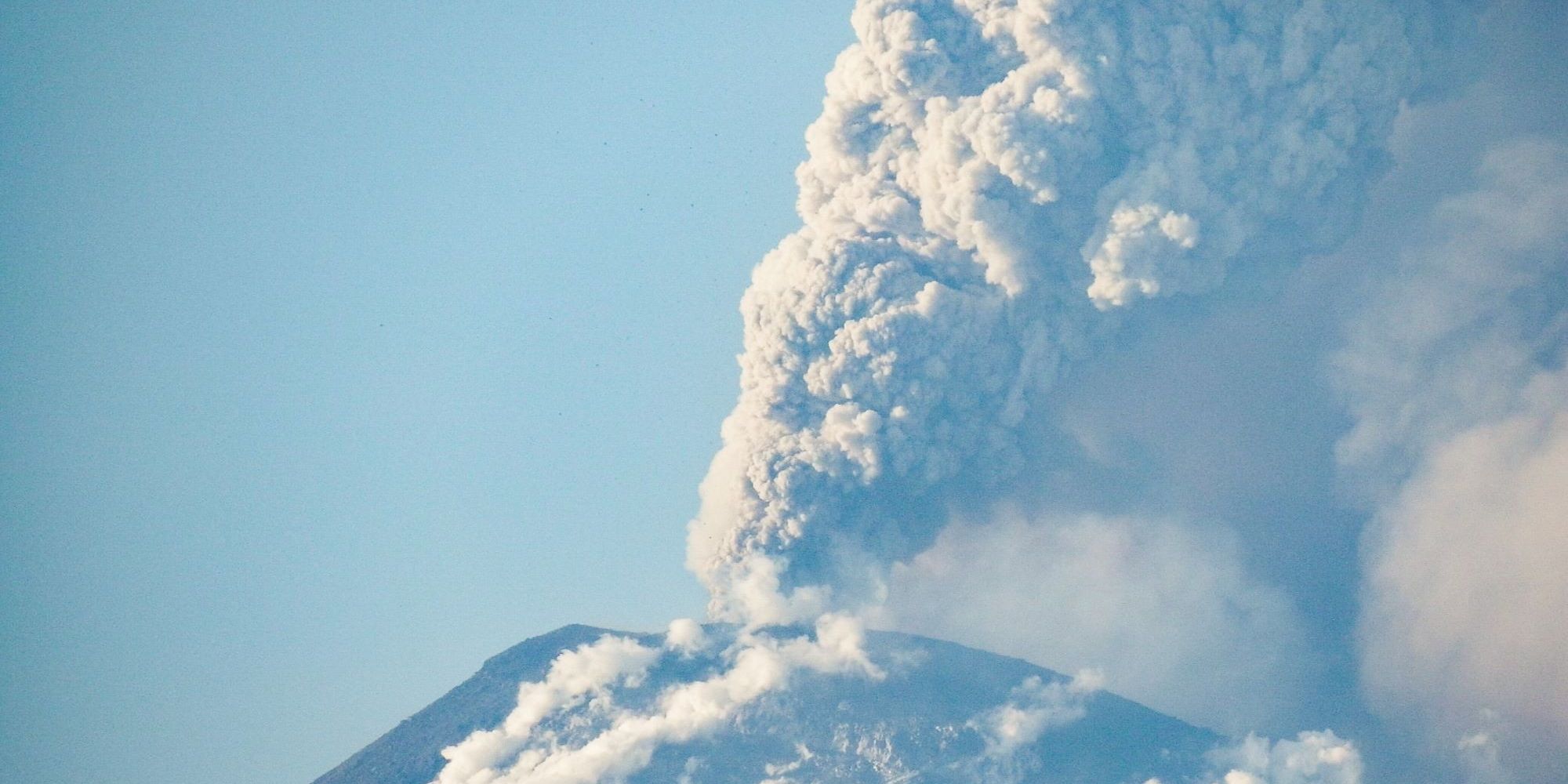 Dampak Erupsi Gunung Lewatobi Laki-Laki, Semua Penerbangan di Bandara Lombok Dibatalkan