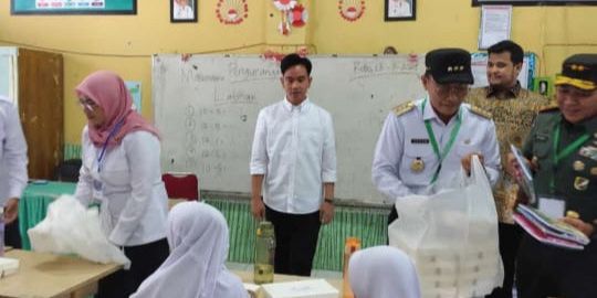 Momen Gibran Tinjau Program Makan Bergizi Gratis di Maros, 800 Makanan Dibagikan ke Murid