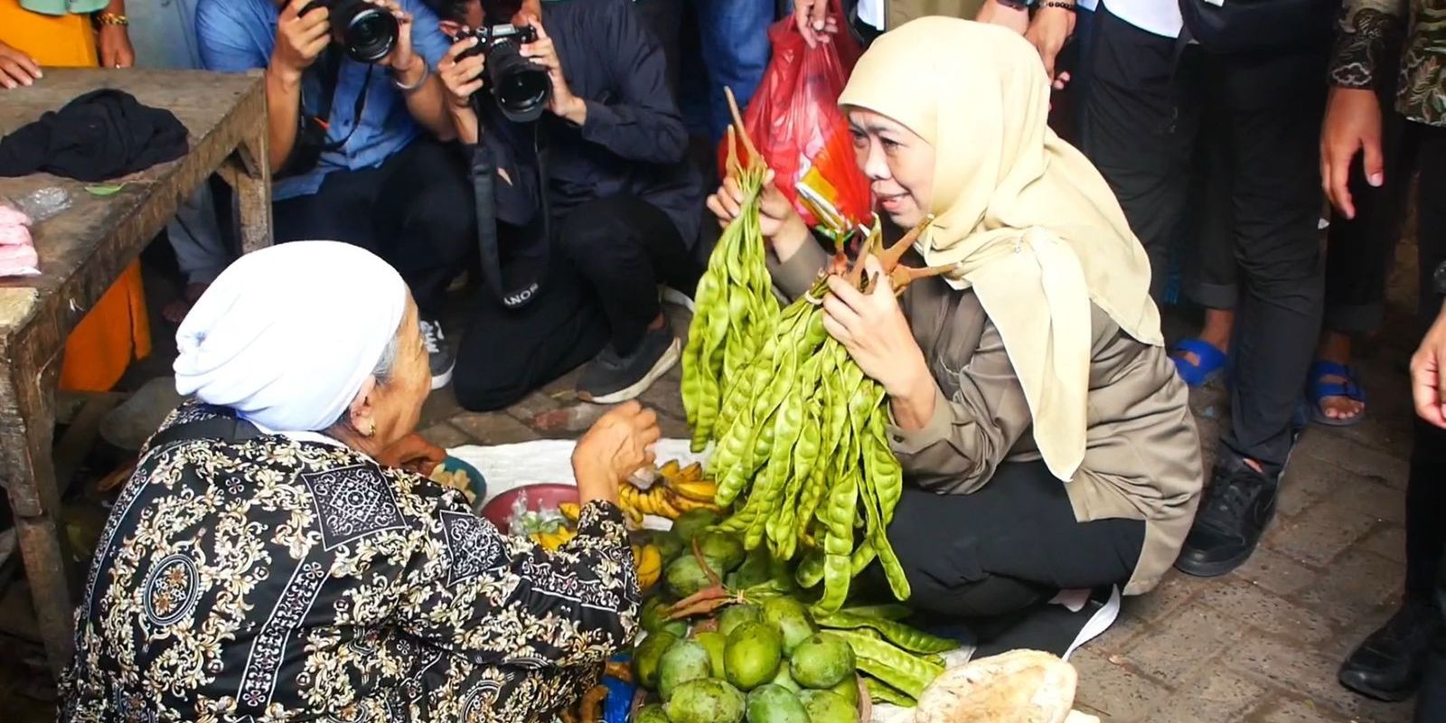 Safari Politik, Khofifah Borong Dagangan Pedagang Pasar di Lumajang