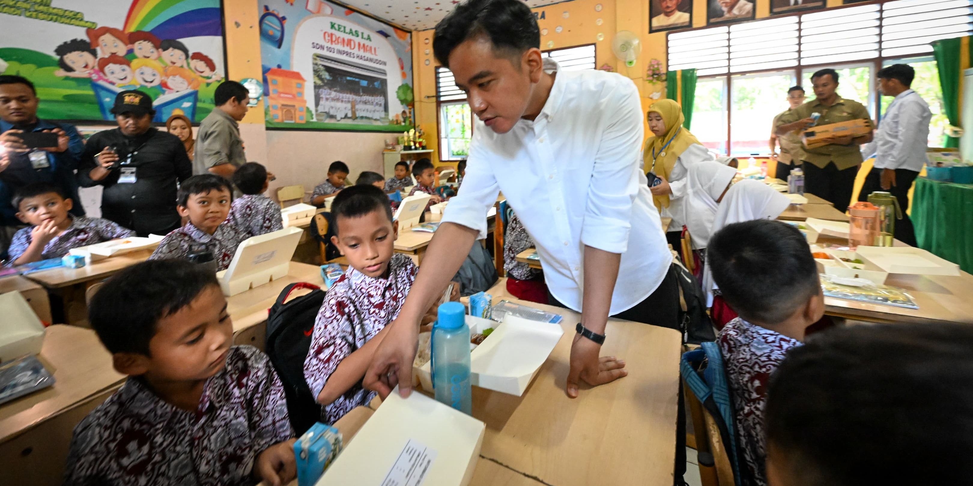 Wapres Gibran Tinjau Program Makan Bergizi Gratis di SDN 103 Inpres Hasanuddin