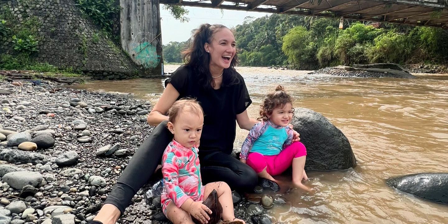 Potret Seru Nadine Chandrawinata Ajak Dua Putri Cantiknya Main di Sungai, Sederhana tapi Bikin Bahagia