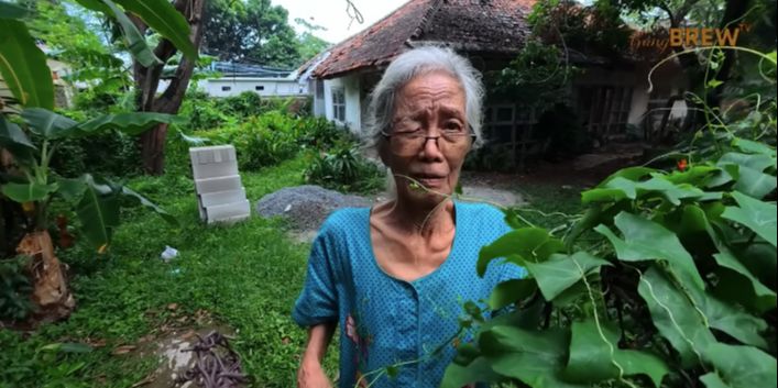 Jebolan UI, Sosok Wanita Paruh Baya Tinggal Sebatang Kara di Rumah Terbengkalai Tak Layak Huni