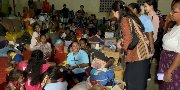 Tanpa Makeup & Berpakaian Sederhana, Potret Istri Jenderal Main Bareng Anak Pengungsi Erupsi Lewotobi Laki-Laki