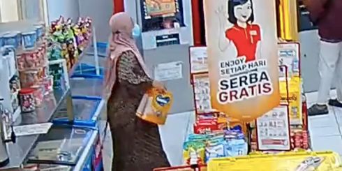 Nekat! Ibu-Ibu Terekam CCTV Ngambil Susu di Minimarket Disembunyikan di Area Wanita Bikin Geleng-Geleng