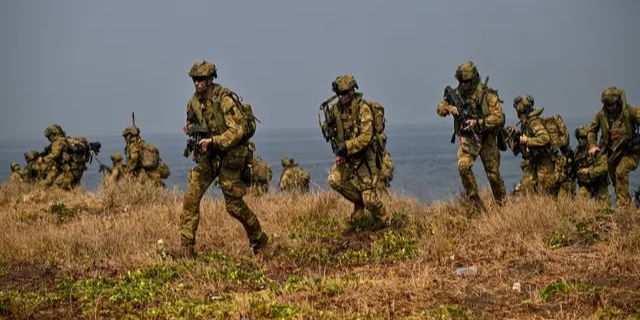 FOTO: Aksi Prajurit TNI dan Tentara Australia Lancarkan Operasi Amfibi Serbu Wilayah Musuh di Pantai Banongan