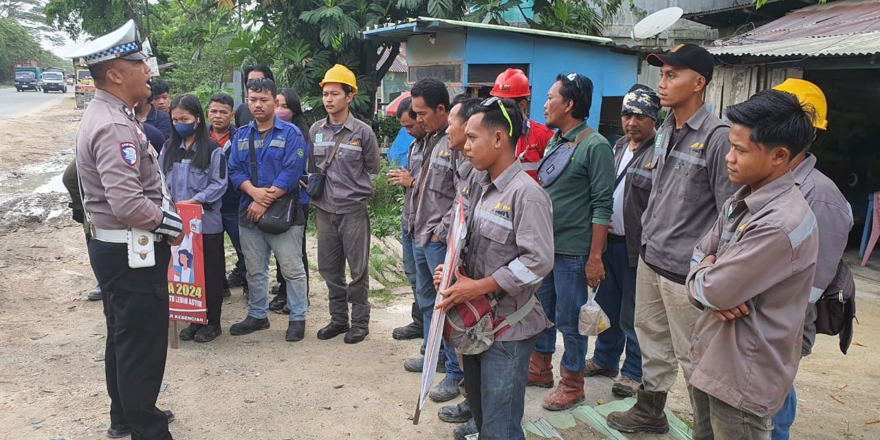 Aksi Anggota Polantas Pelalawan Sambangi Karyawan Perusahaan, Edukasi Terkait Pilkada