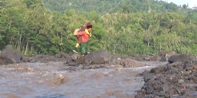 Material Banjir Lahar Semeru Tutup Jembatan Limpas, Aktivitas Warga Terganggu