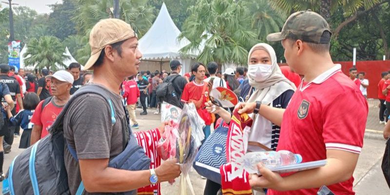 Berkah Pertandingan Indonesia vs Jepang, Pedagang Jersey Timnas di GBK Untung Dua Kali Lipat