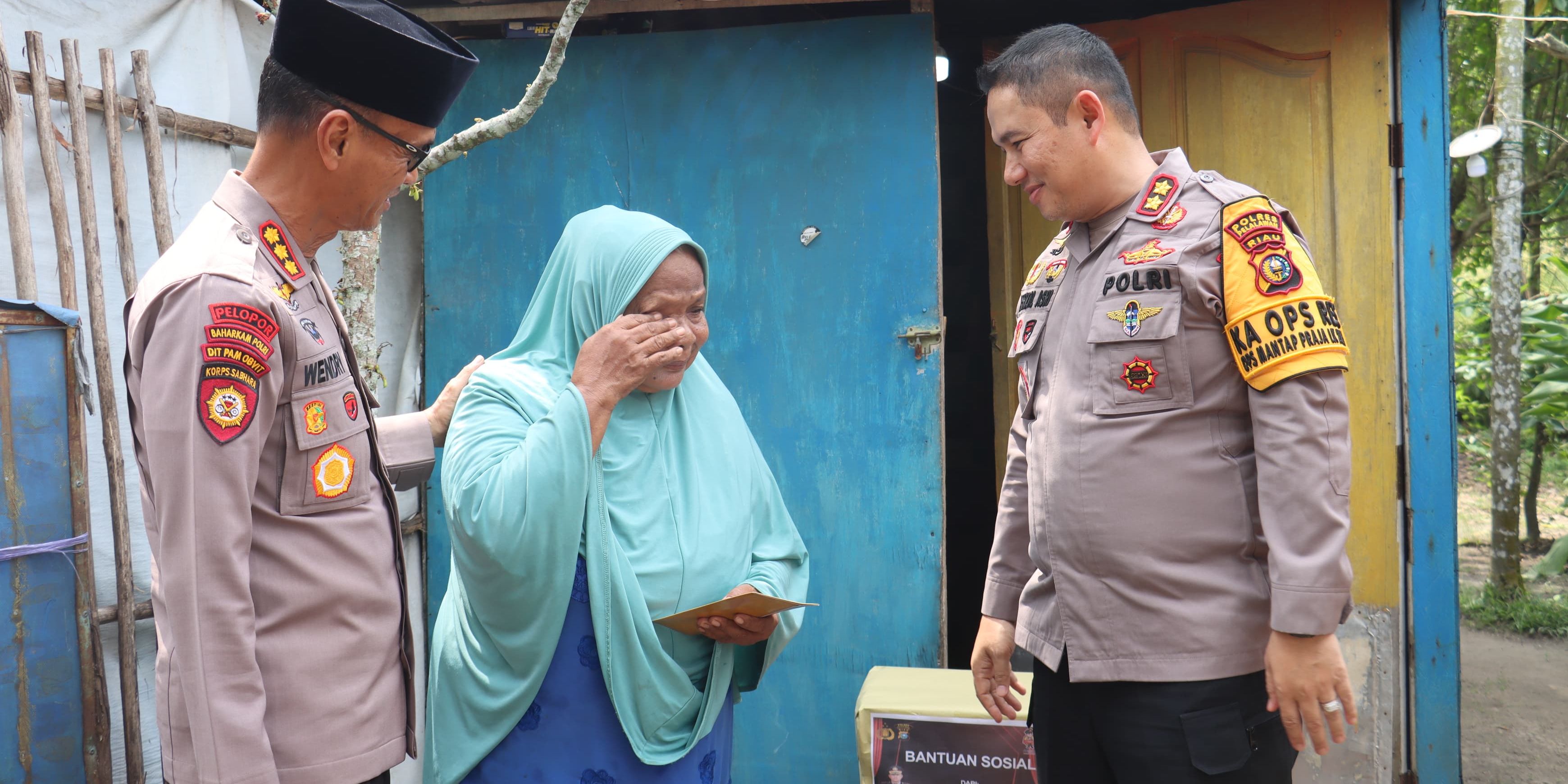 Polri Gelar Bakti Sosial, Beri Bantuan Sembako ke Warga Kurang Mampu