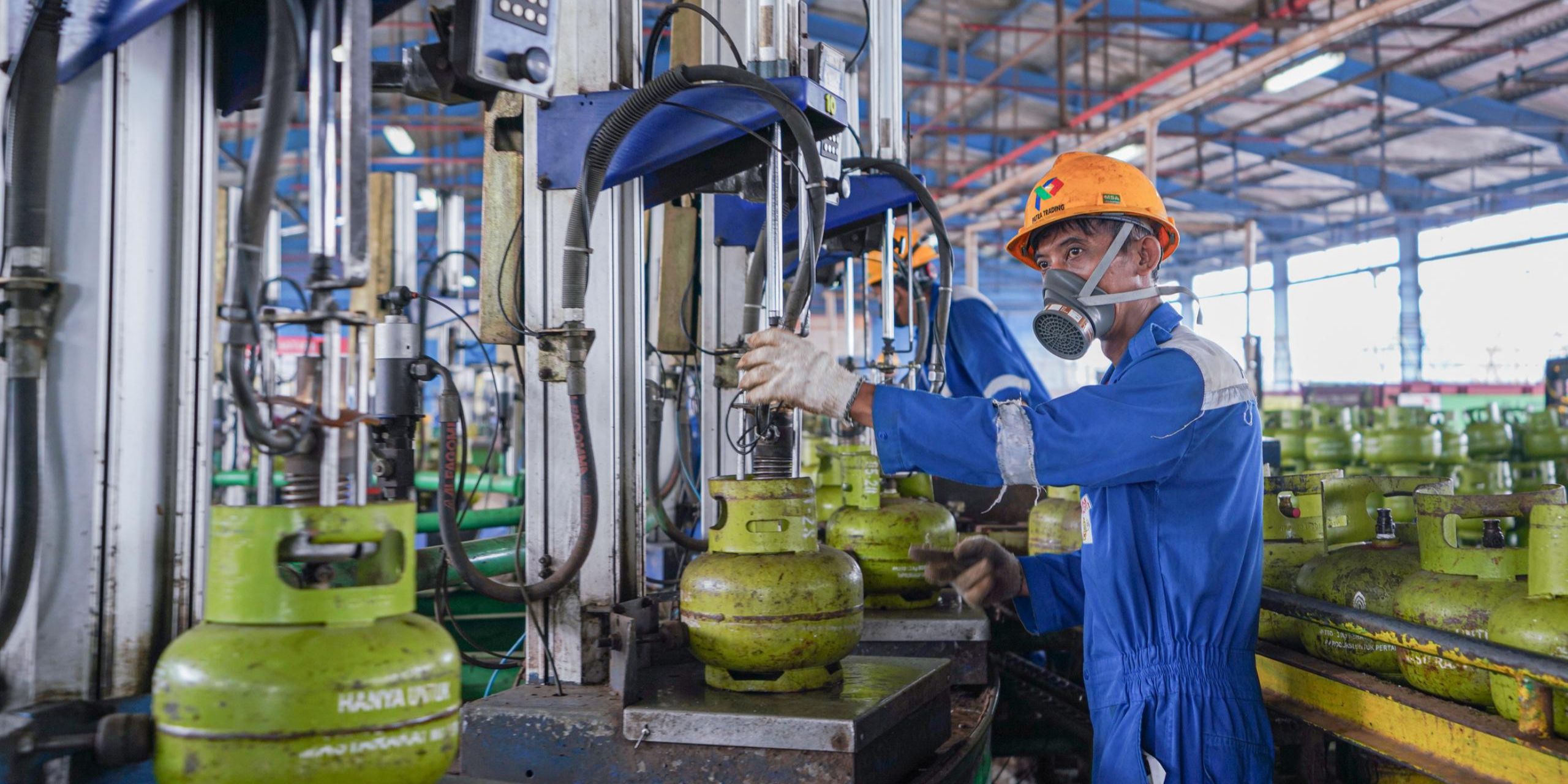 Pertamina Patra Niaga Kirim Bantuan Korban Erupsi Lewotobi, Ada 1.400 Liter Minyak Tanah dan BBM