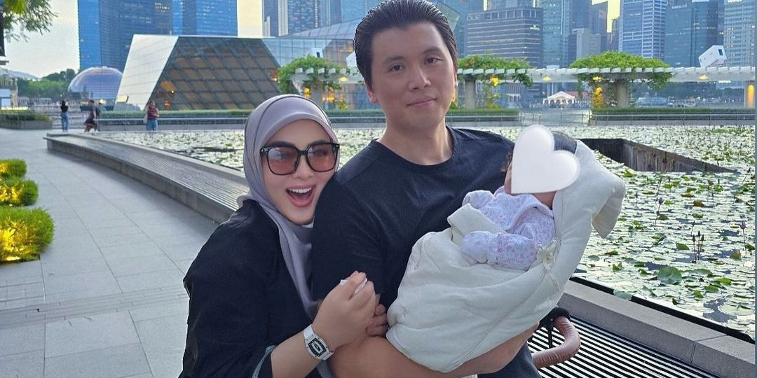 Potret Outfit Syahrini Jalan-jalan Bareng Princess R Selalu 'Menyala', Perhiasan Berderet & Semua Serba Branded